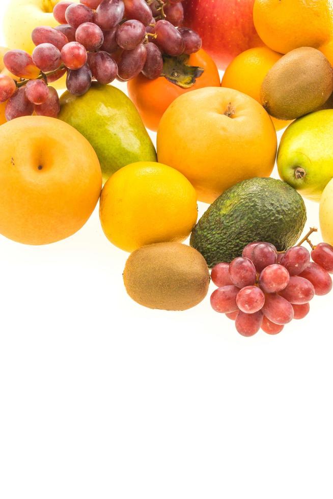 frutas mixtas en blanco foto