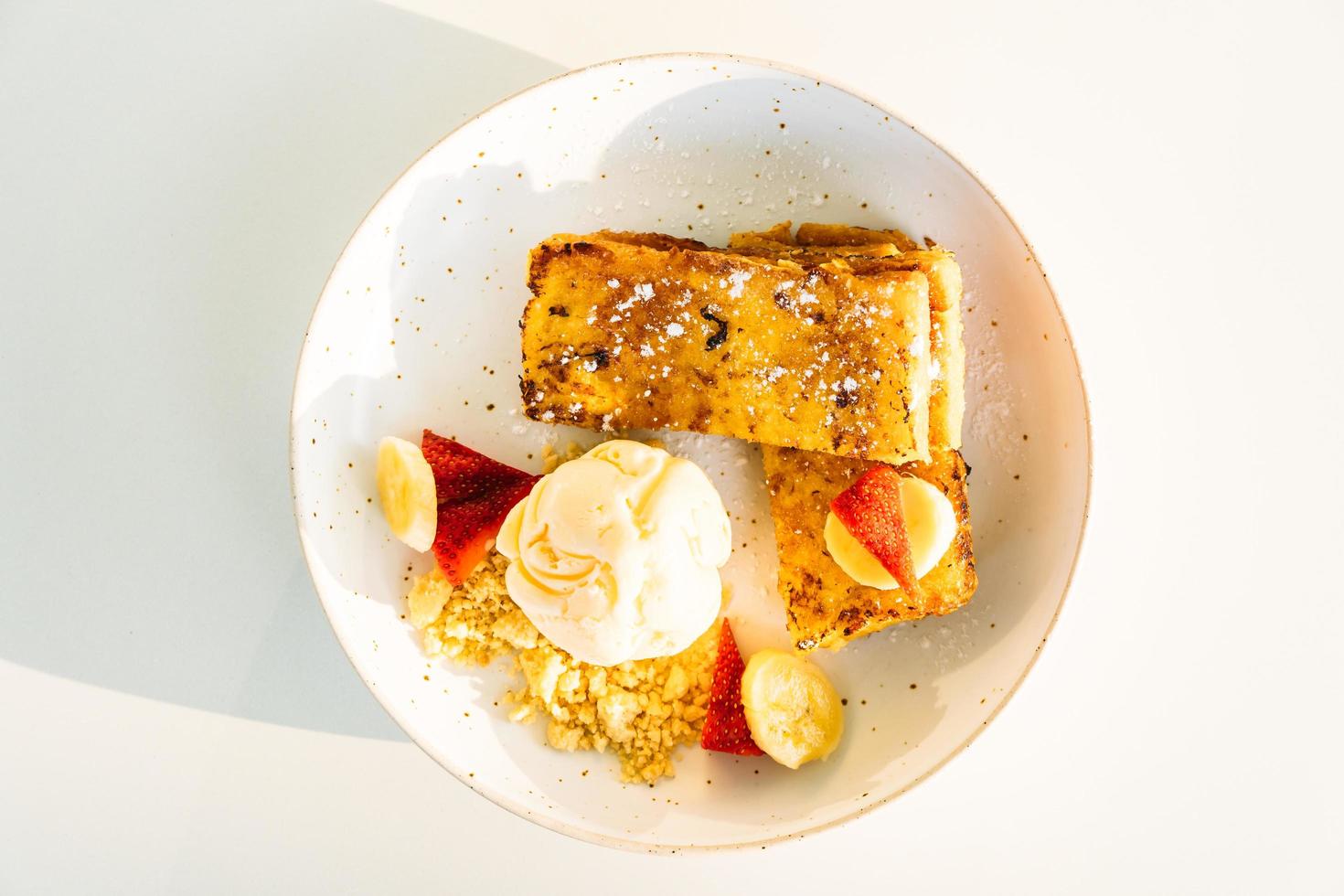 Postre dulce tostadas francesas y helado foto