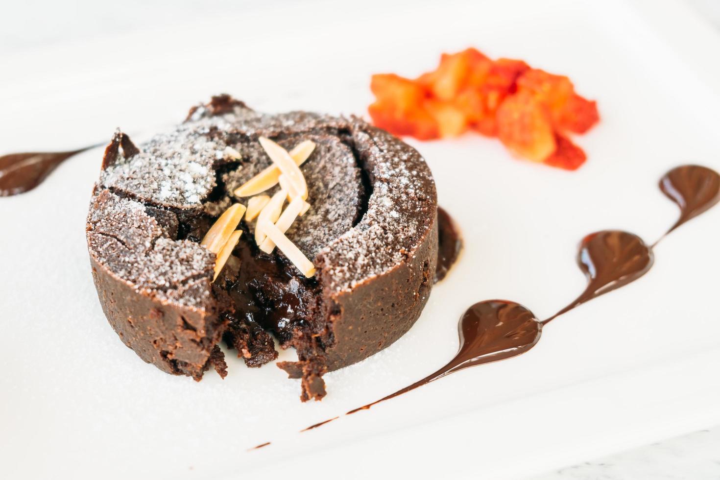 postre dulce con pastel de lava de chocolate y helado foto