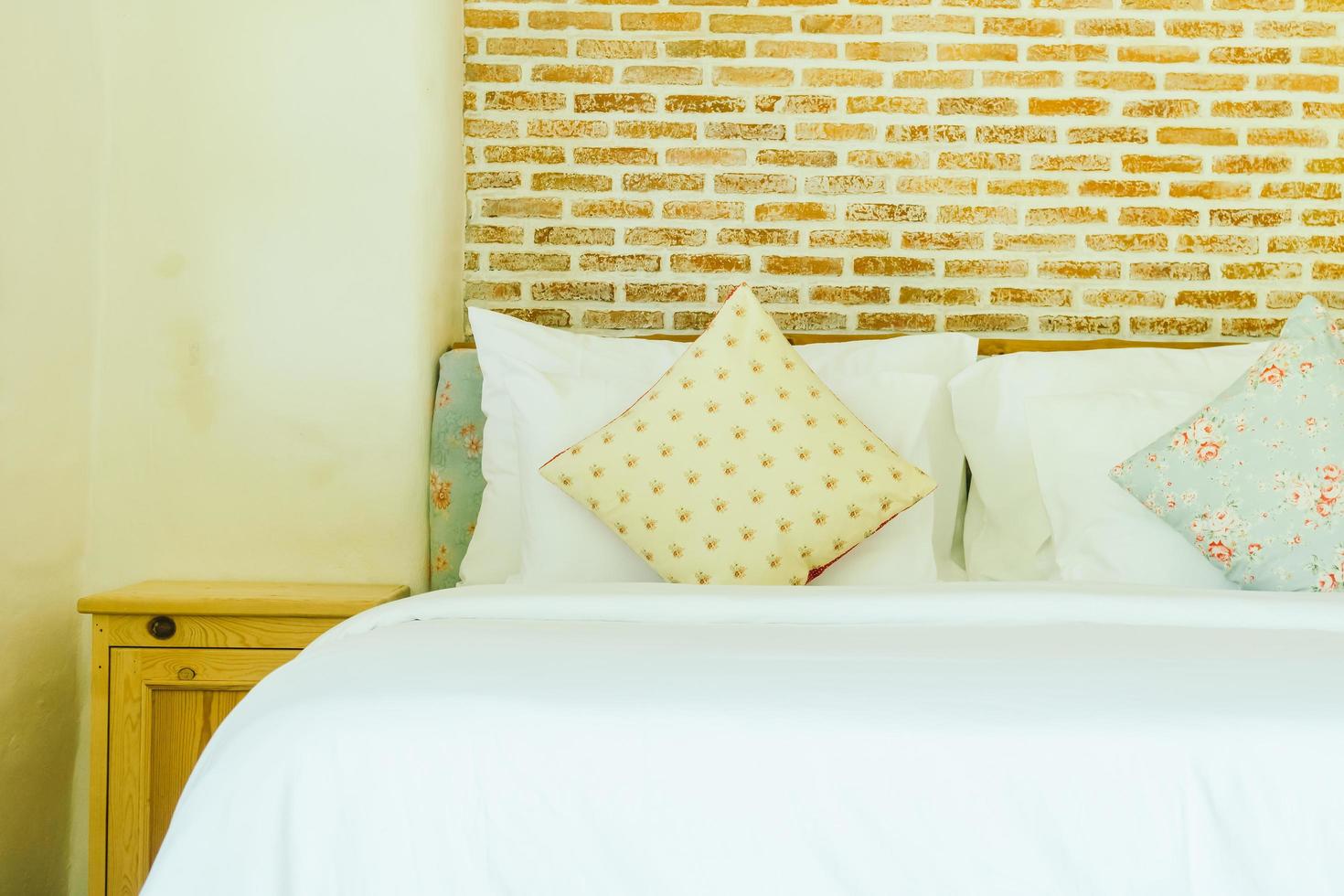 almohada en la decoración de la cama en el interior del dormitorio foto