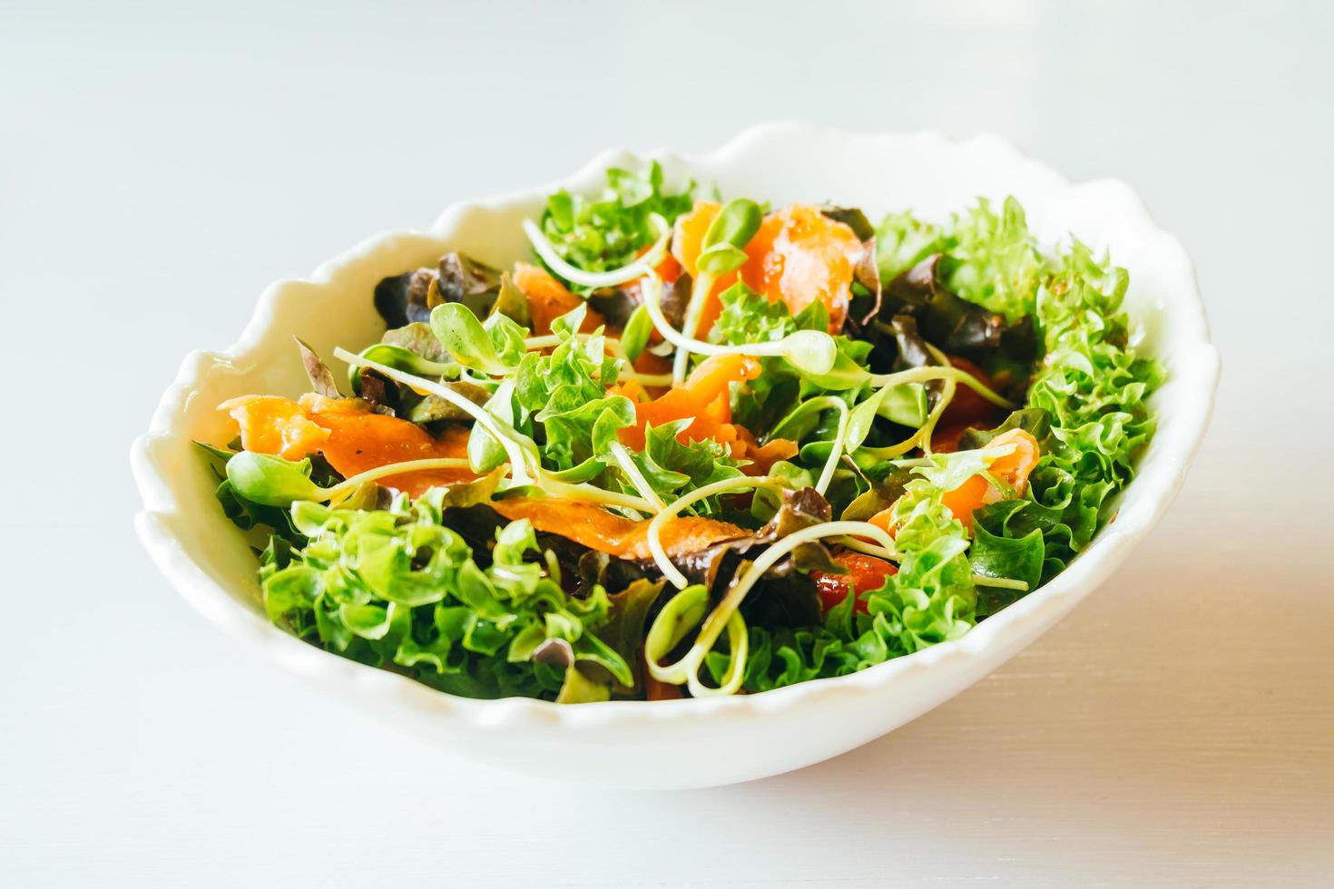 salmón ahumado con ensalada de verduras foto