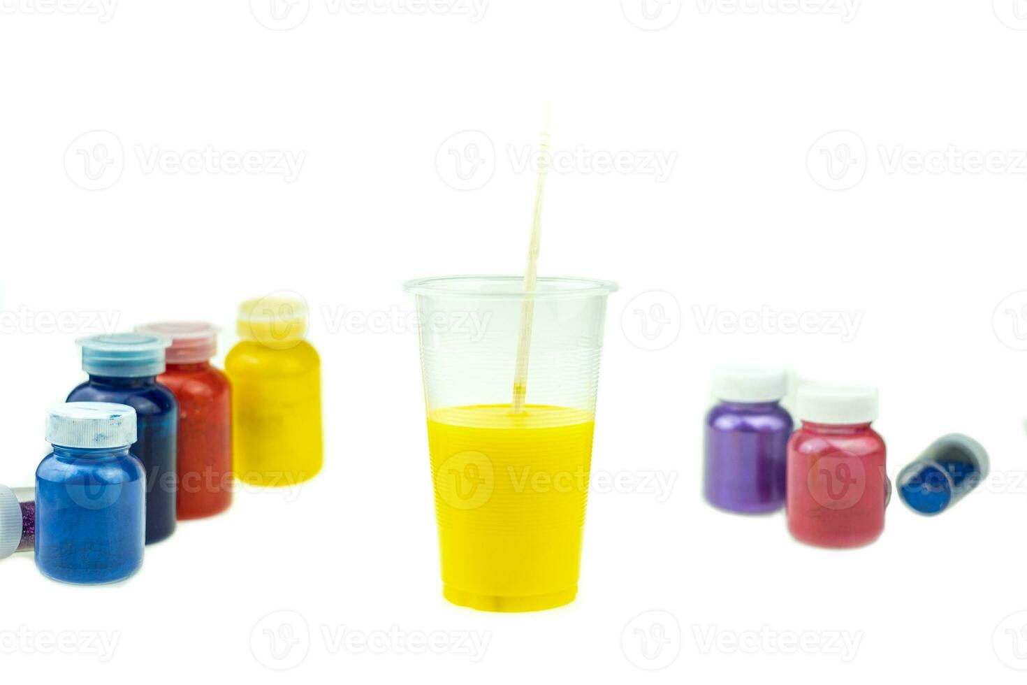 mezcla de resina epoxi de color en vaso de plástico foto