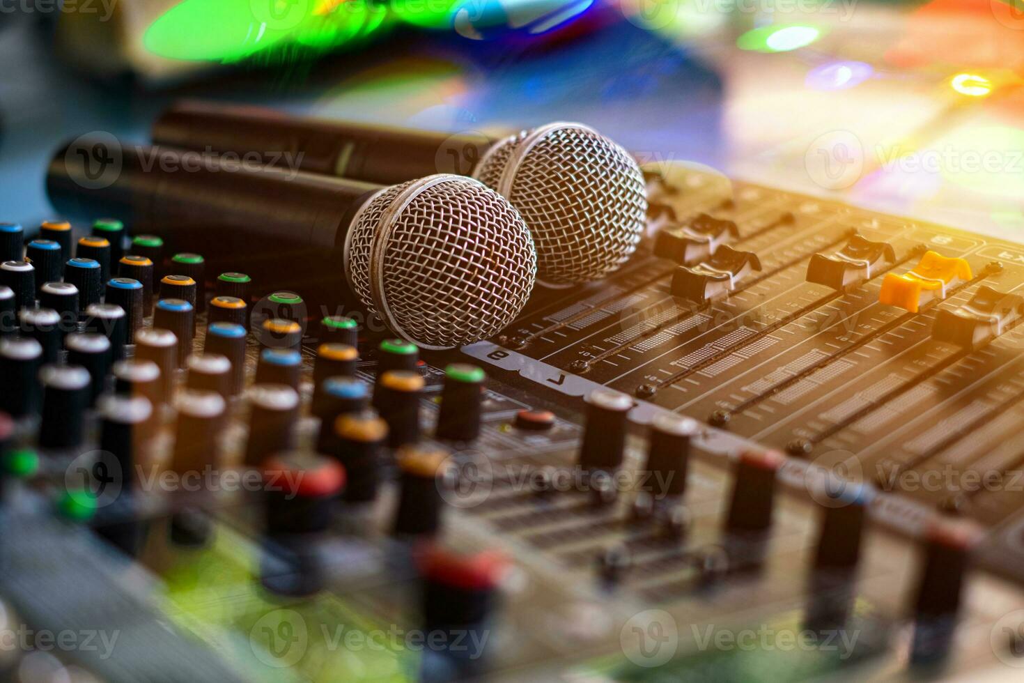 Micrófono y mezclador de sonido de audio sala de control analógico fondo borroso foto