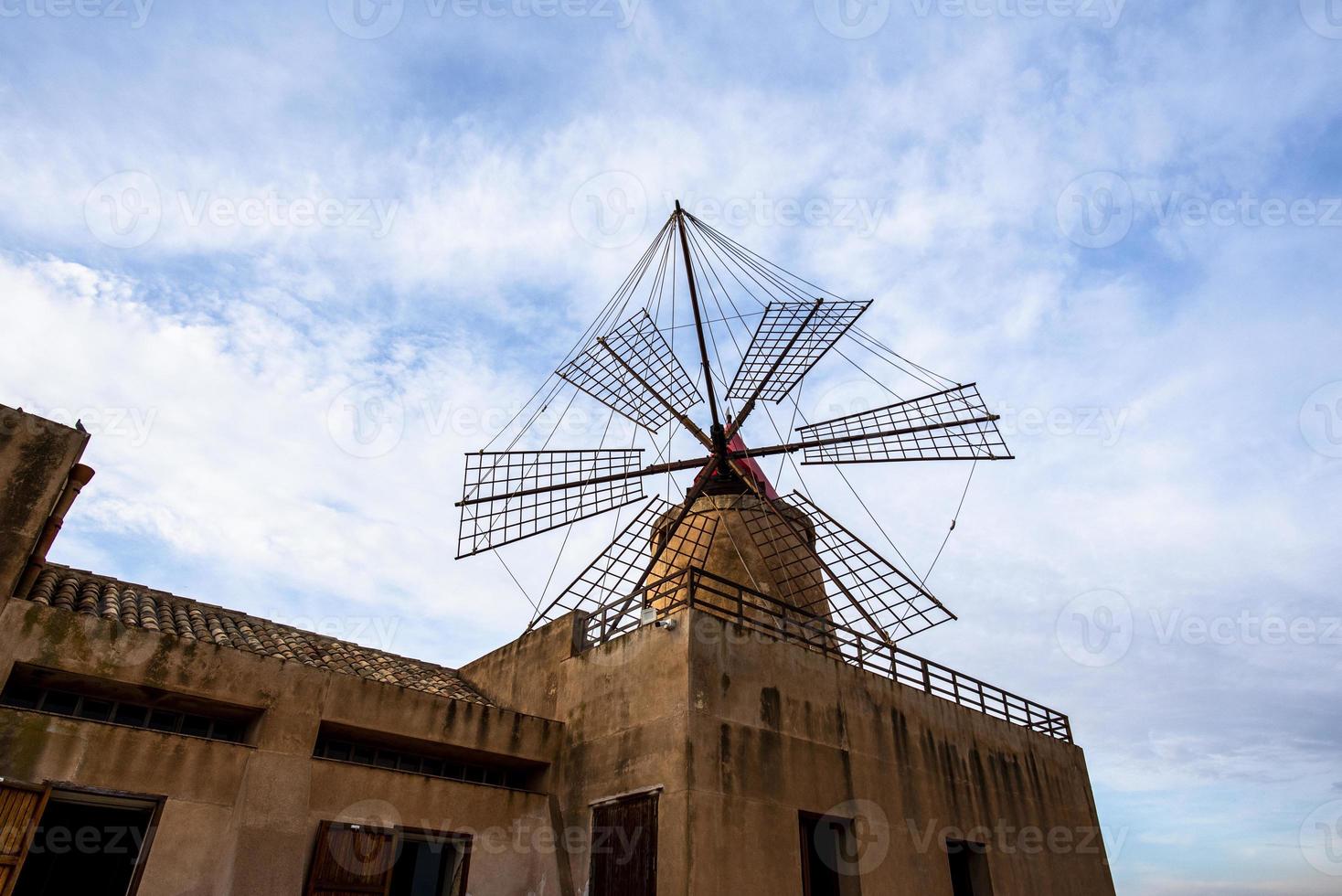 molino de viento en marsala, sicil, e italia foto