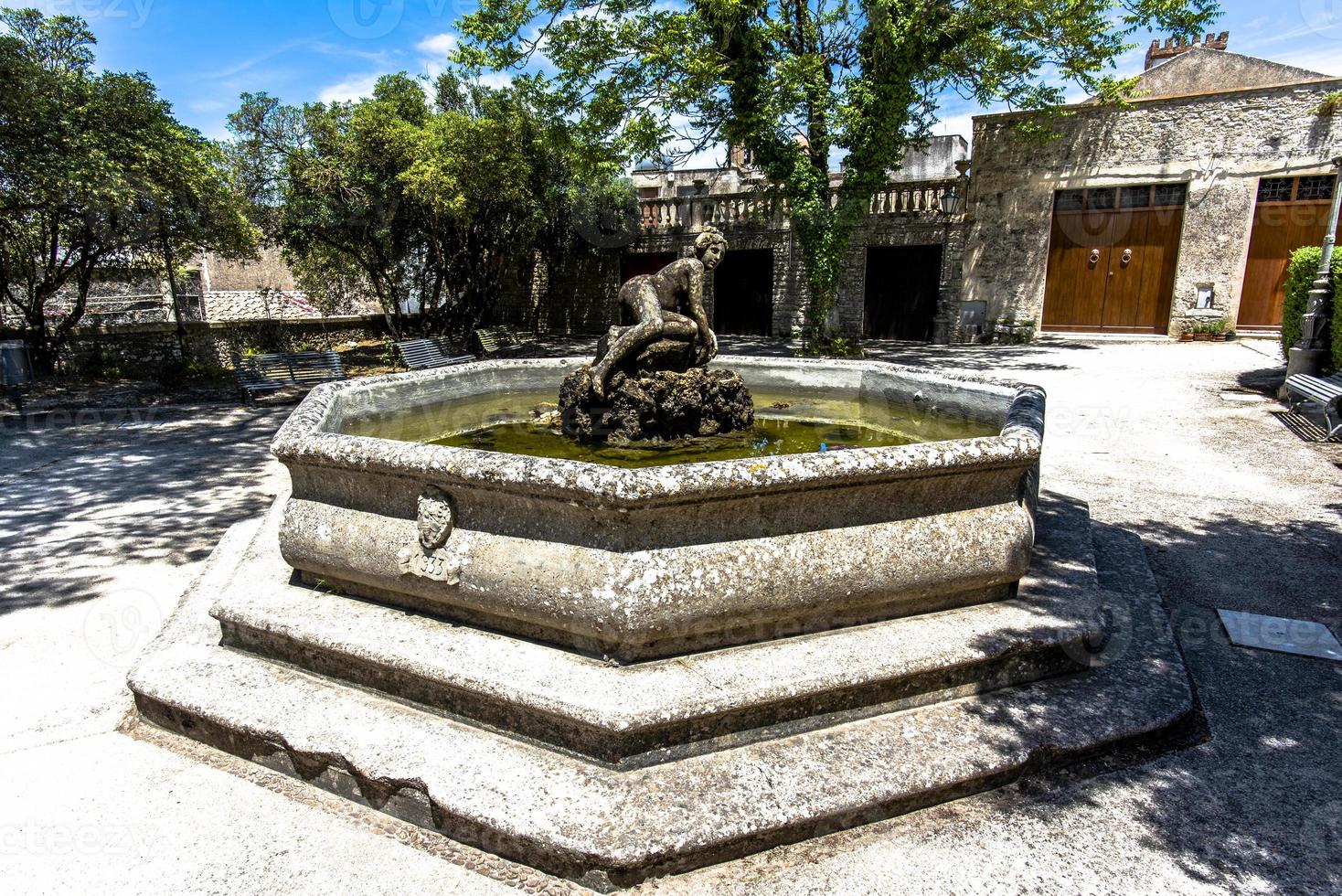 Fuente con estatua de mujer en Erice, Trapani, Sicilia, Italia foto