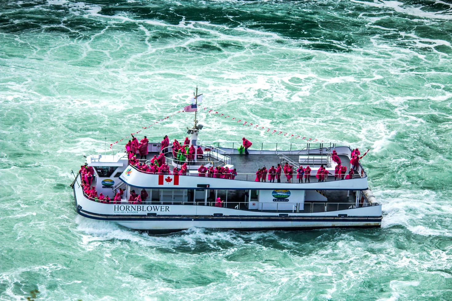 barco en las cataratas del niágara foto