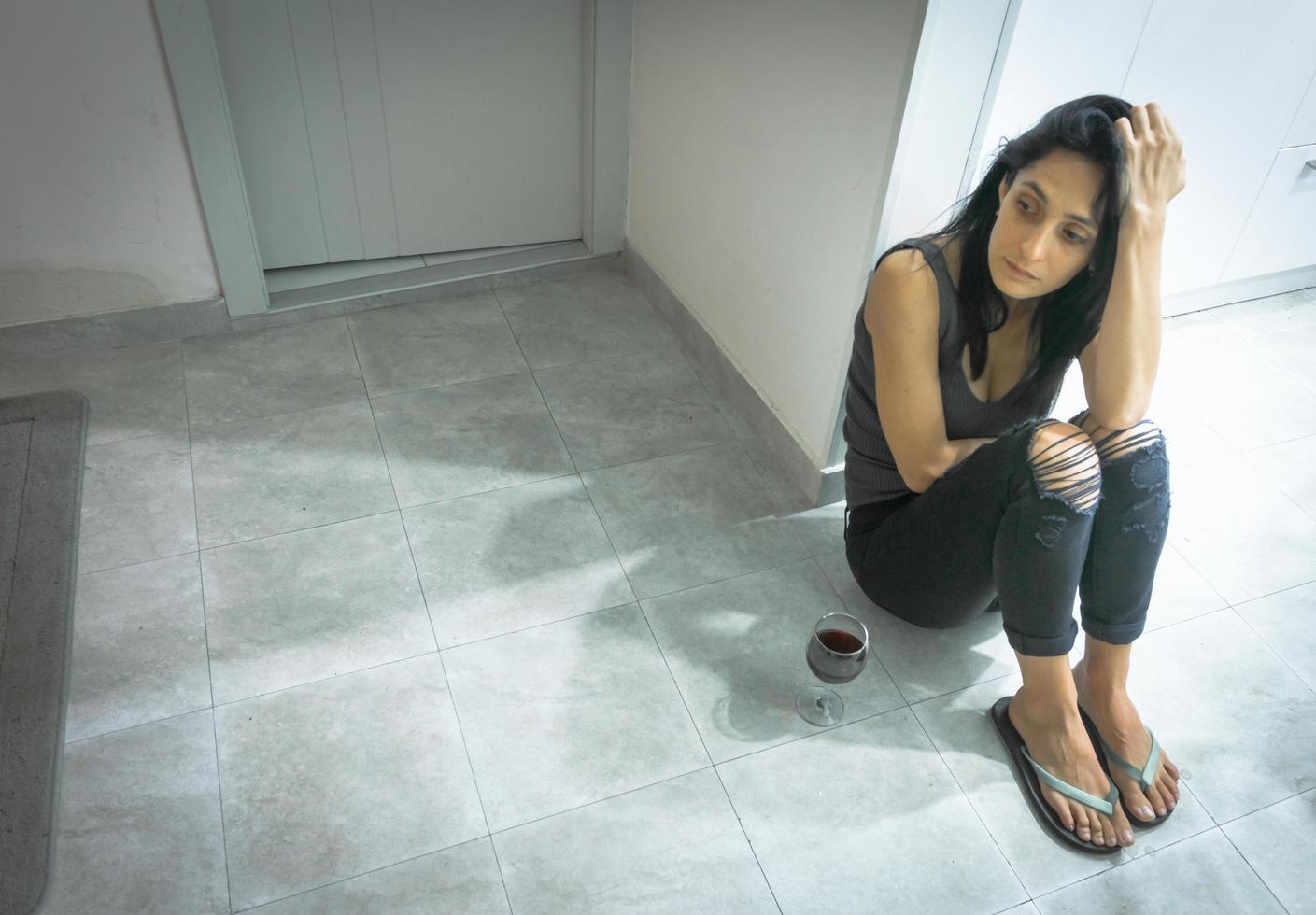 joven ama de casa triste en la cocina foto