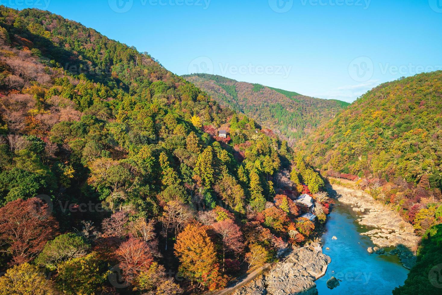 Vista aérea del desfiladero de Hozukyo en Arashiyama, Kioto, Japón foto