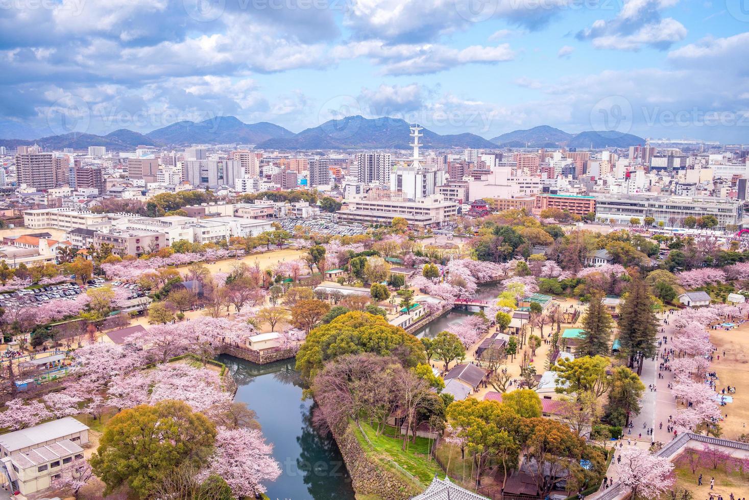 paisaje urbano de la ciudad de himeji en hyogo en japón foto