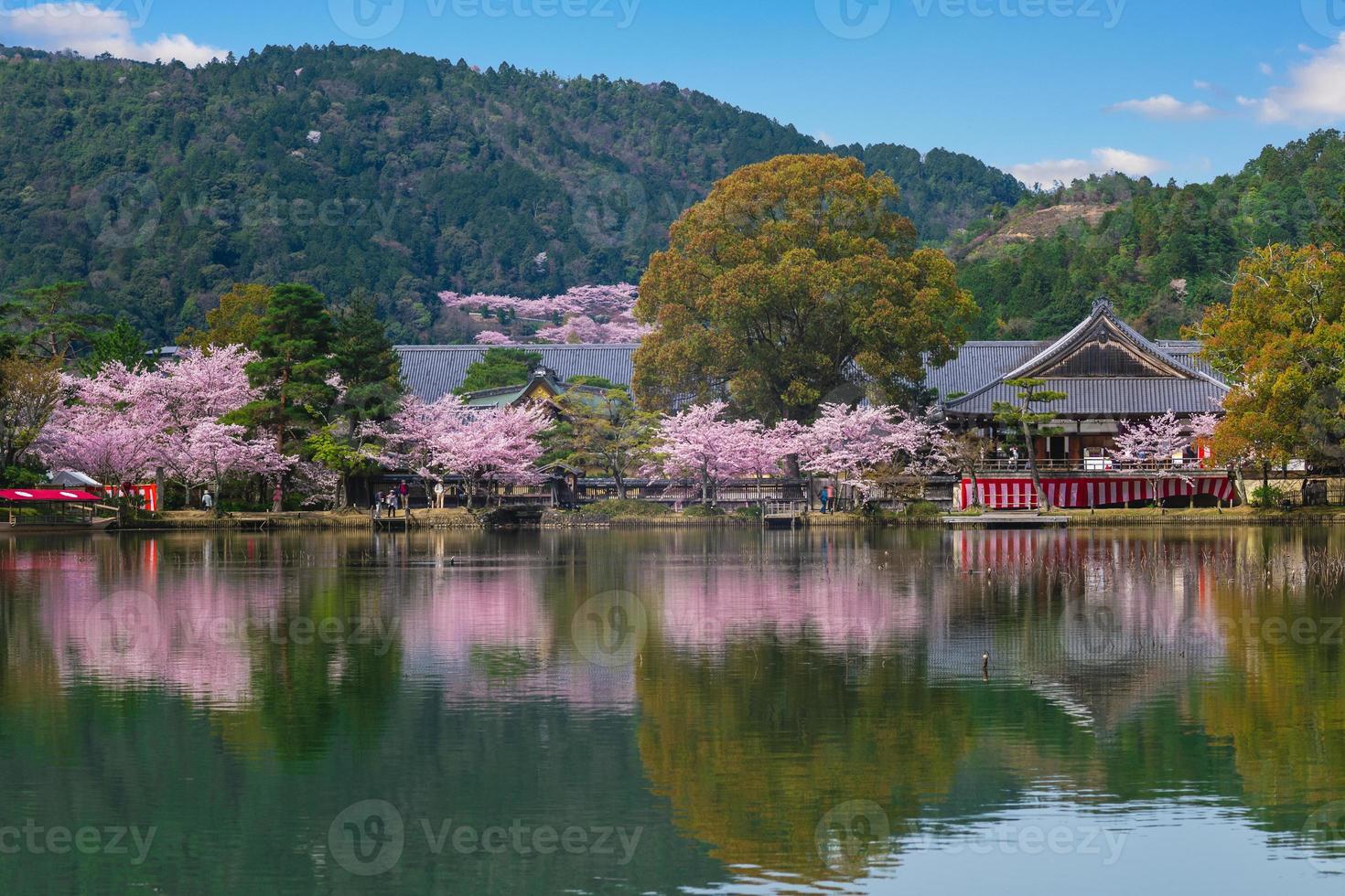 Templo daikakuji y estanque osawa en arashiyama, kyoto foto