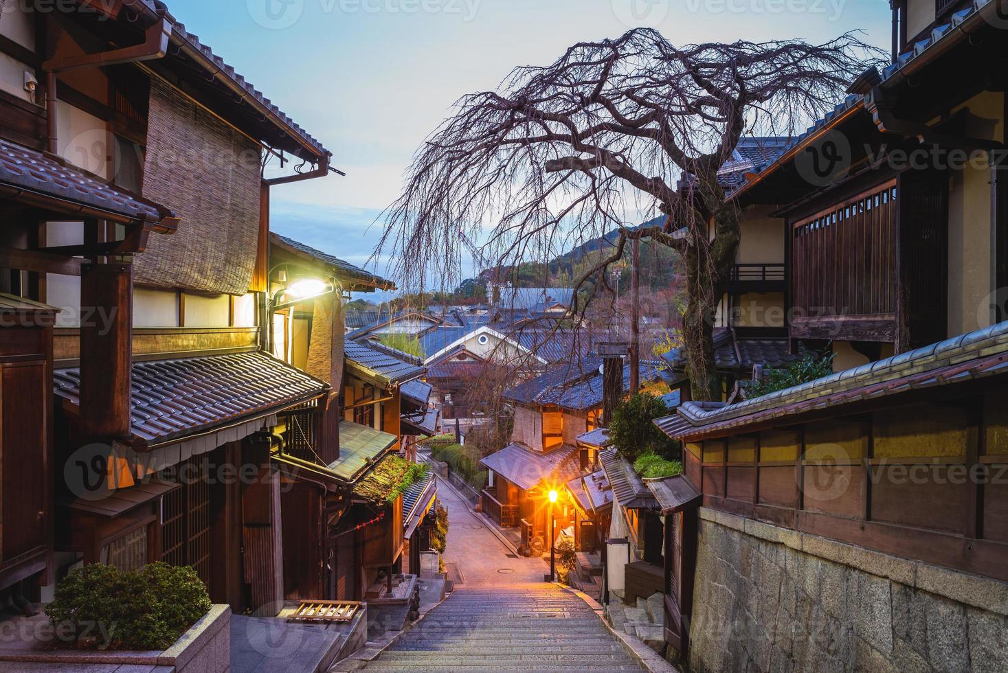 Vista de la calle de Ninen Zaka en Kioto en Japón por la noche foto