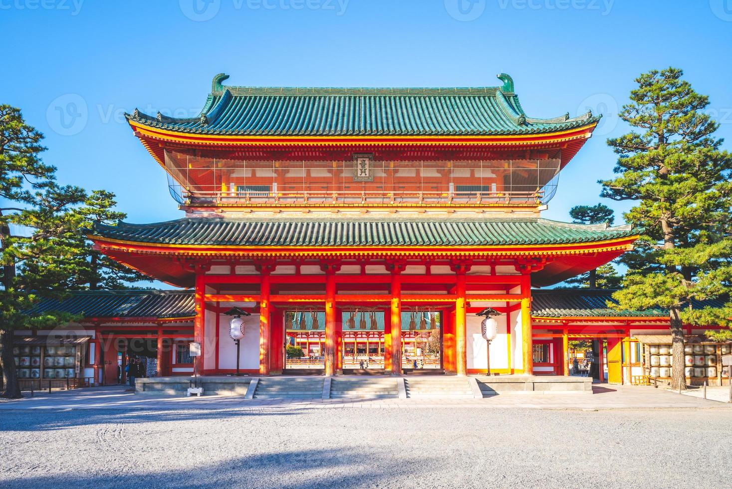 otenmon es la puerta principal del santuario heian jingu en kyoto, japón foto