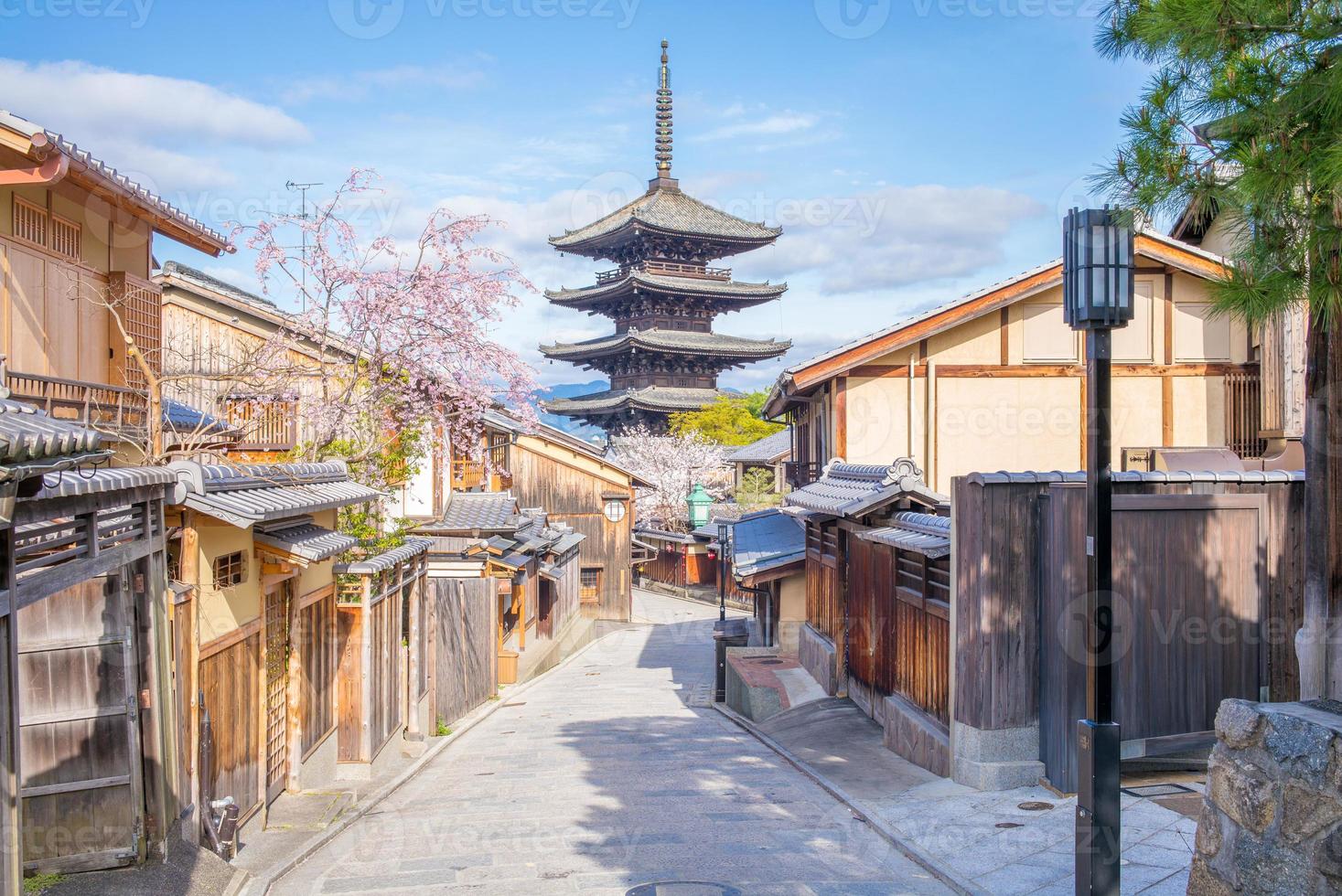Vista de la calle de ninen zaka en Kioto en Japón foto