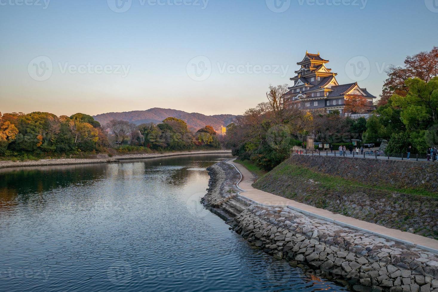 El castillo de Okayama también conocido como ujo por el río Asahi en Okayama en Japón foto