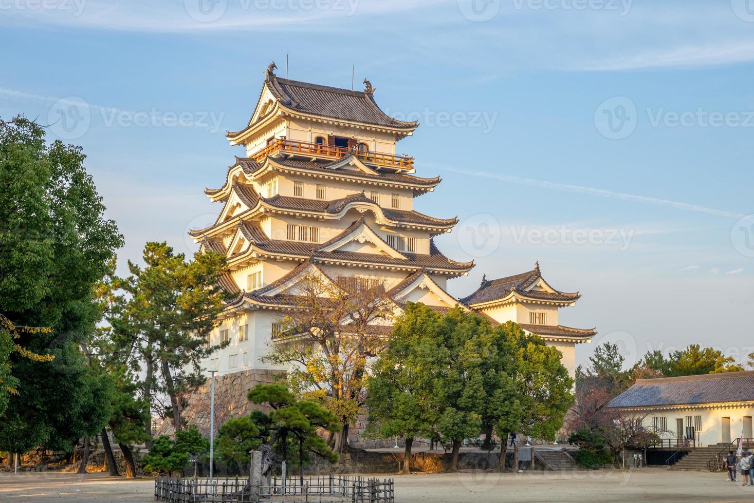 Vista de la fachada del castillo de Fukuyama Tenshu en Japón foto