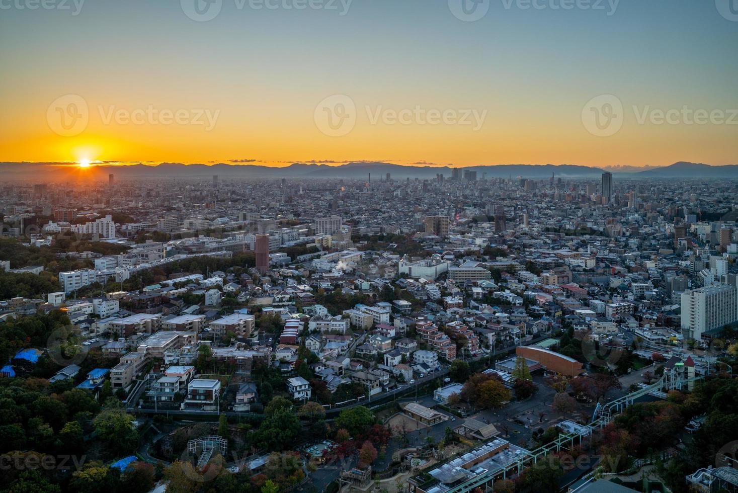 Paisaje urbano de la ciudad de Nagoya en Japón al atardecer foto