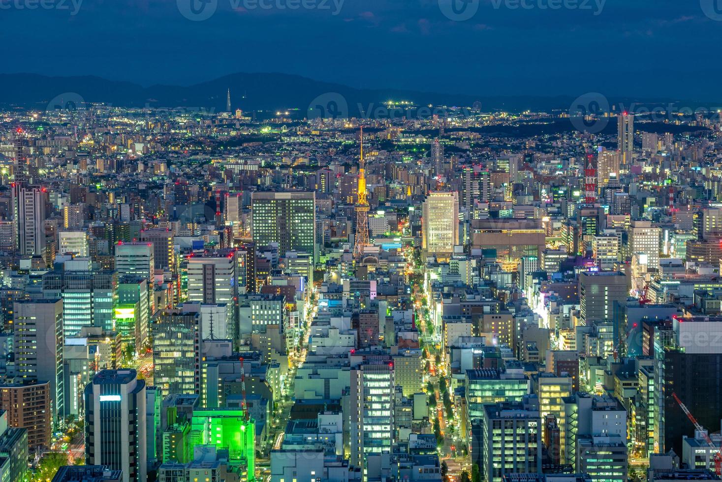 vista nocturna de nagoya en japón foto