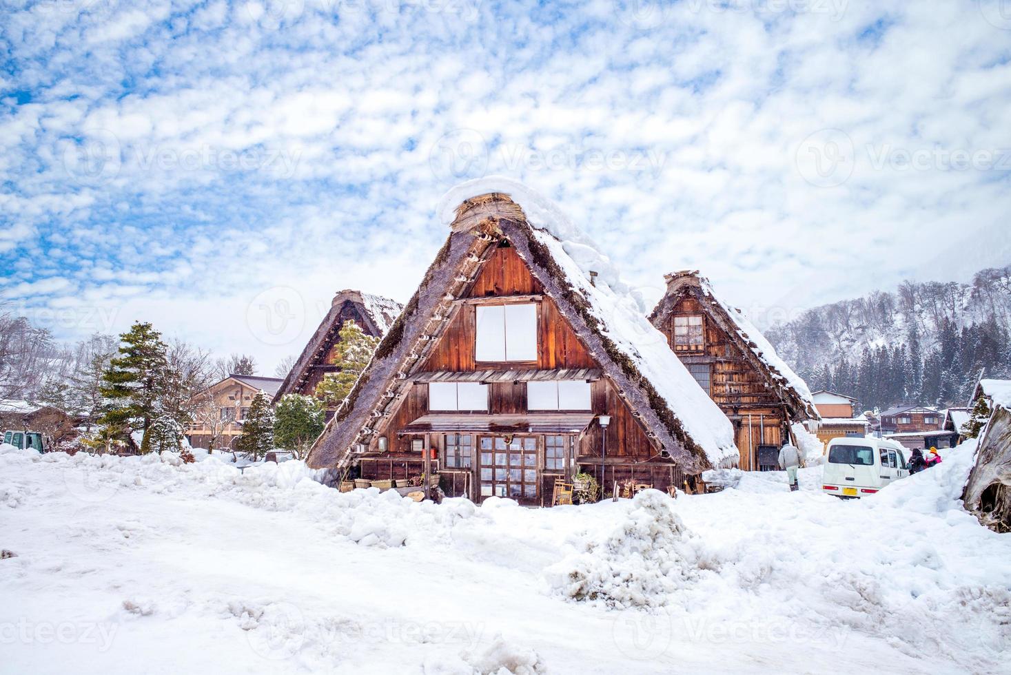 paisaje nevado de la aldea de shirakawa en gifu en japón foto