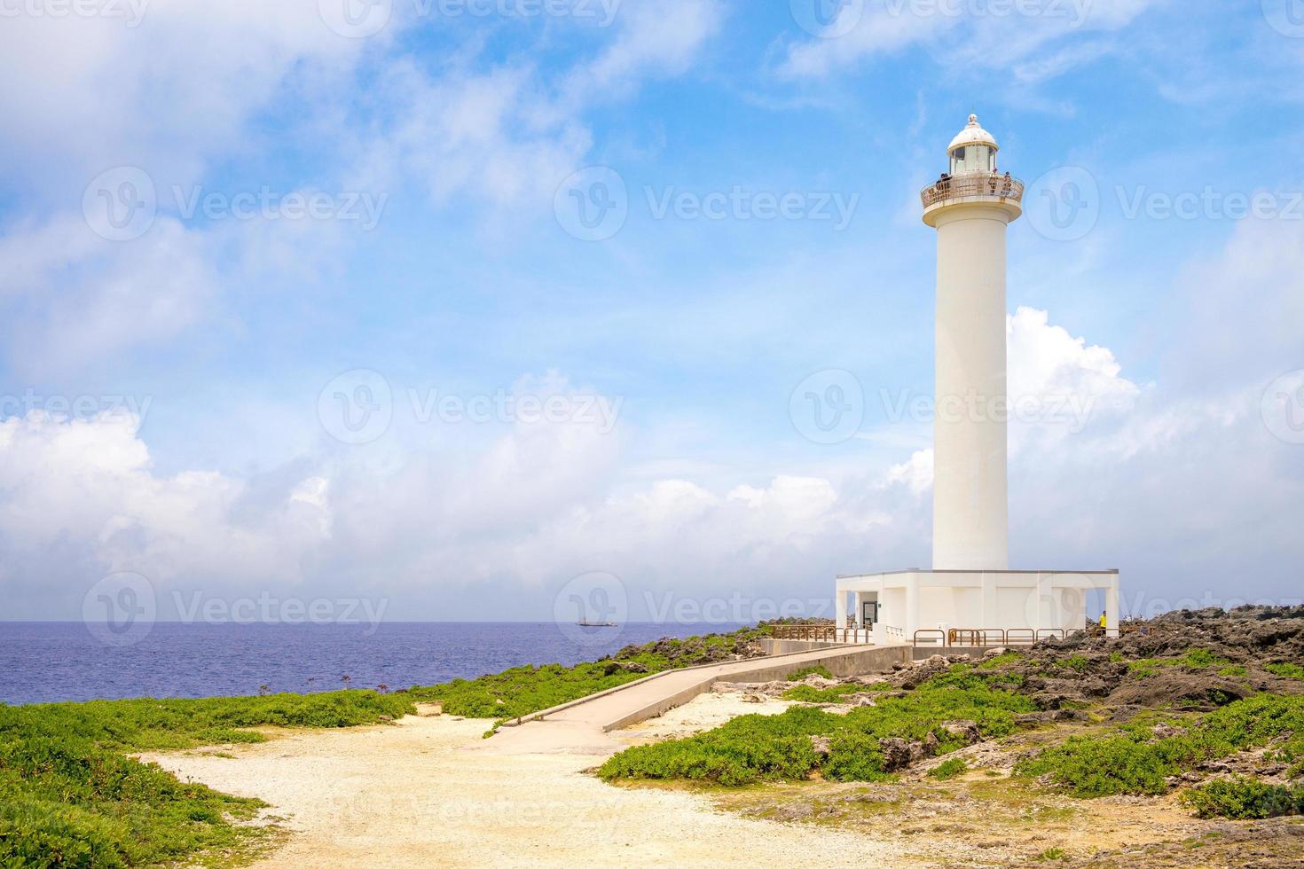 Faro de Cabo Zanpa en Okinawa, Japón foto