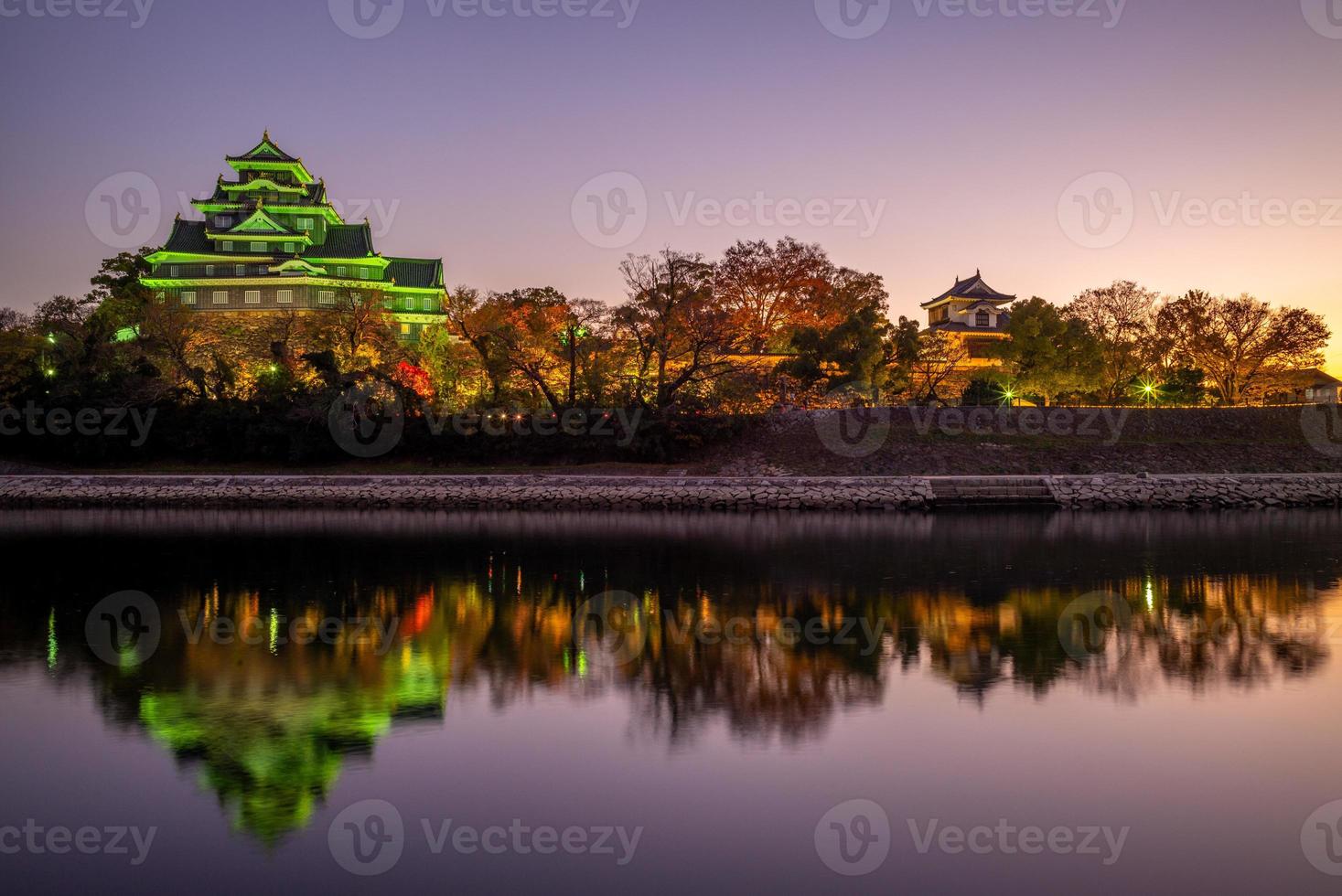 El castillo de Okayama también conocido como ujo por el río Asahi en Okayama en Japón foto