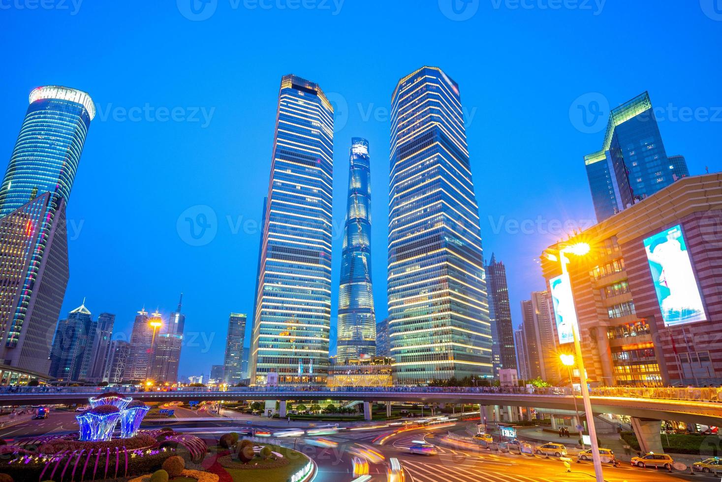 vista nocturna del distrito de lujiazui en shanghai, china foto