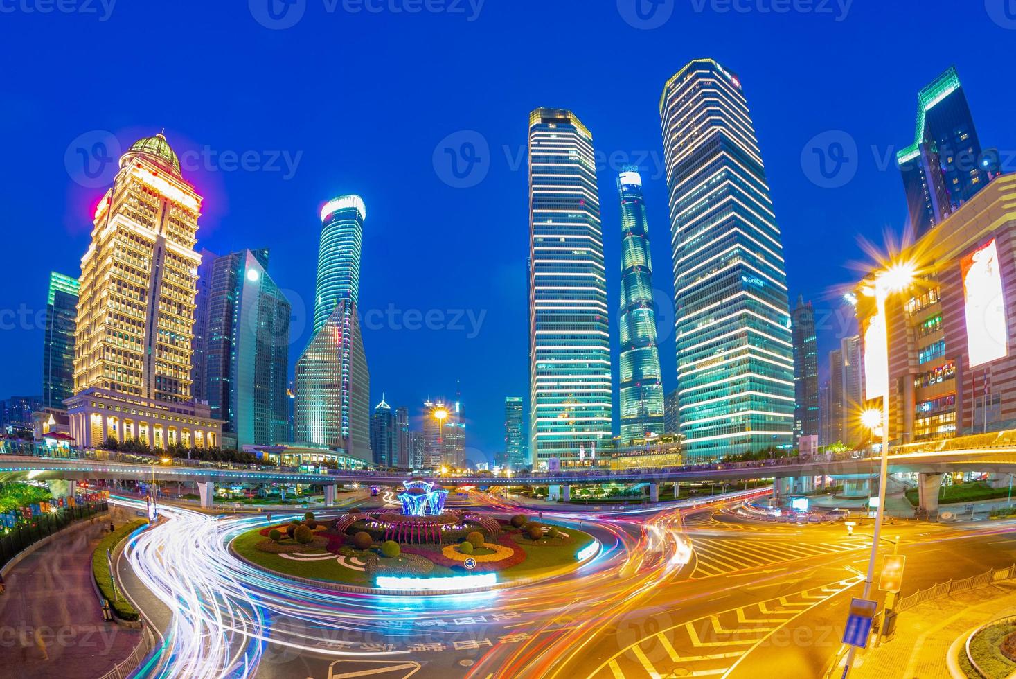 vista nocturna del distrito de lujiazui en shanghai, china foto