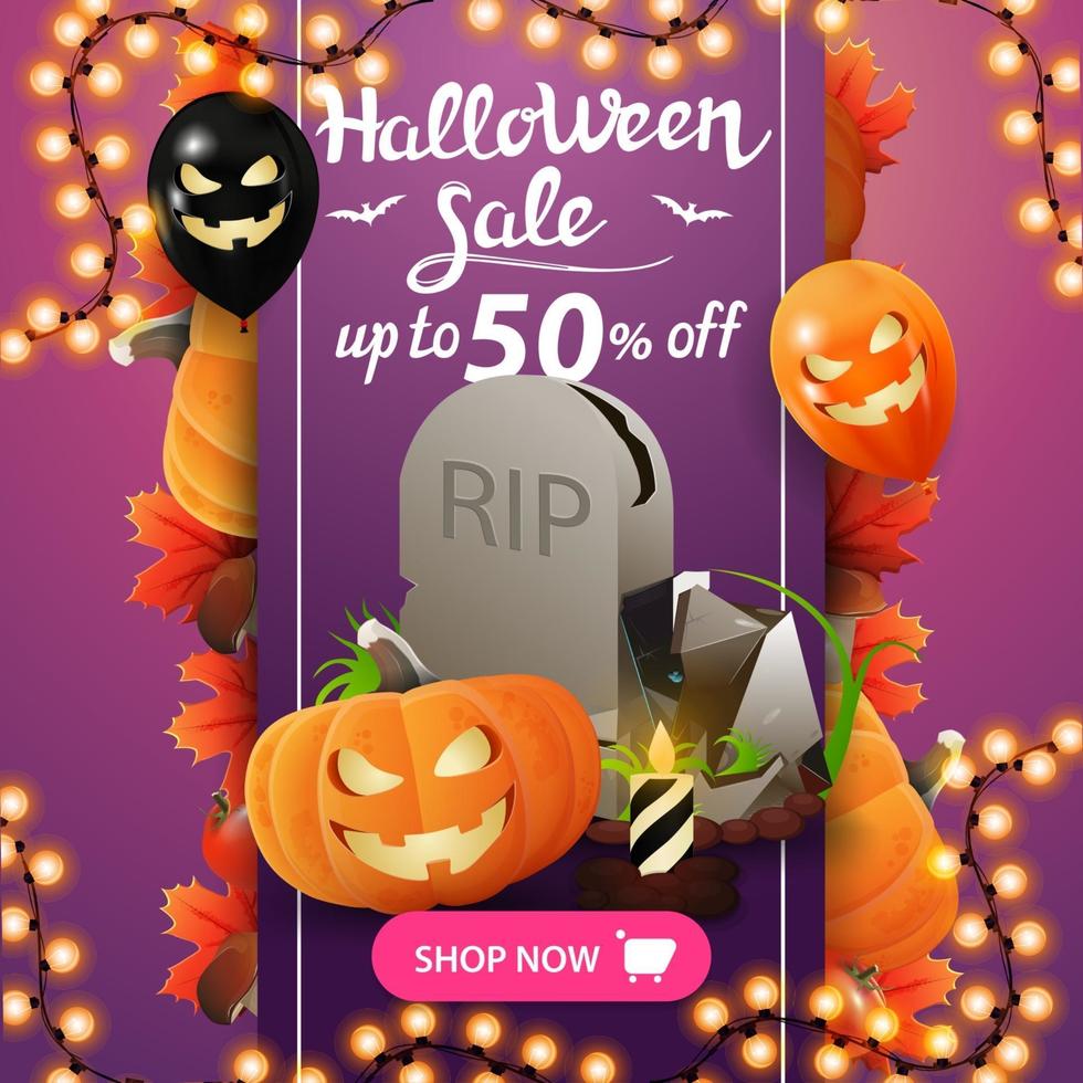 venta de halloween, hasta 50 de descuento, banner de descuento cuadrado púrpura con cinta vertical con decoración de halloween, globos de halloween, lápida sepulcral y calabaza vector