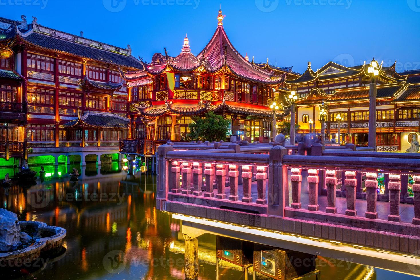 vista nocturna del jardín yu yuan en shanghai, china foto