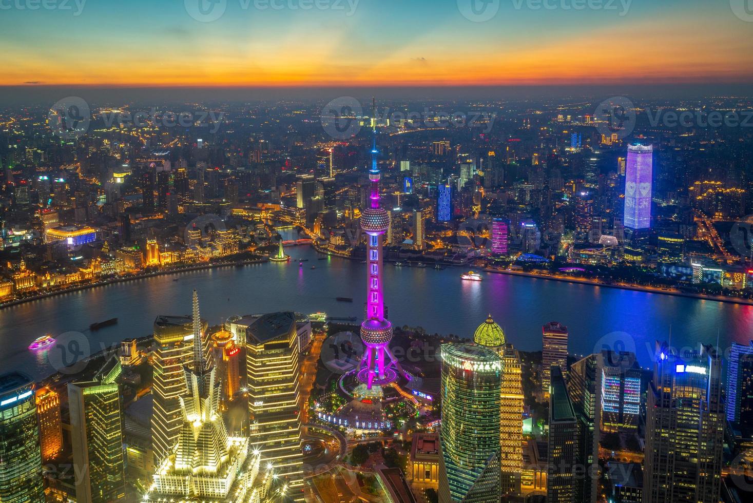 vista aérea de shanghai por la puesta de sol en china foto