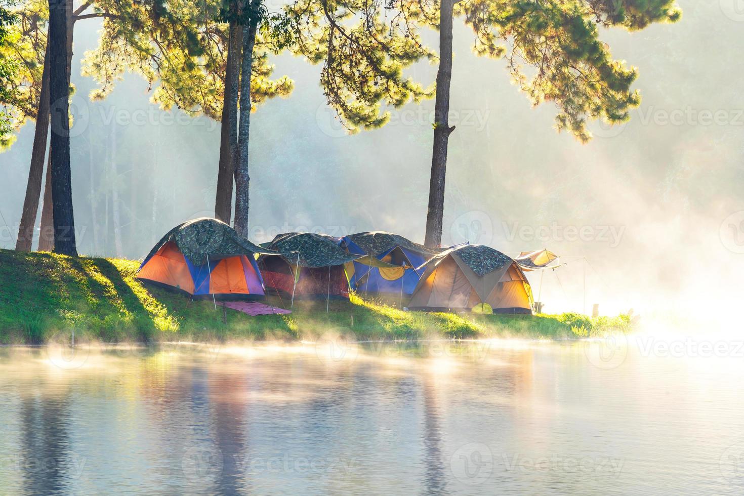 Aventuras acampar y acampar por la mañana con niebla ligera en pang-ung, Mae Hong Son, Tailandia foto