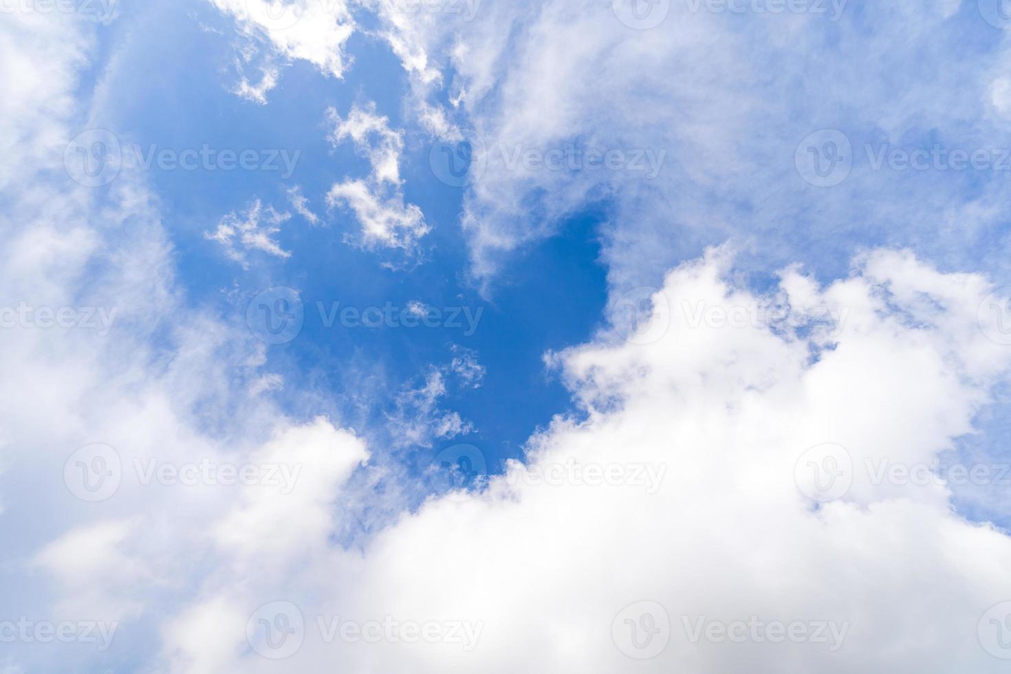 nubes blancas en el cielo azul foto