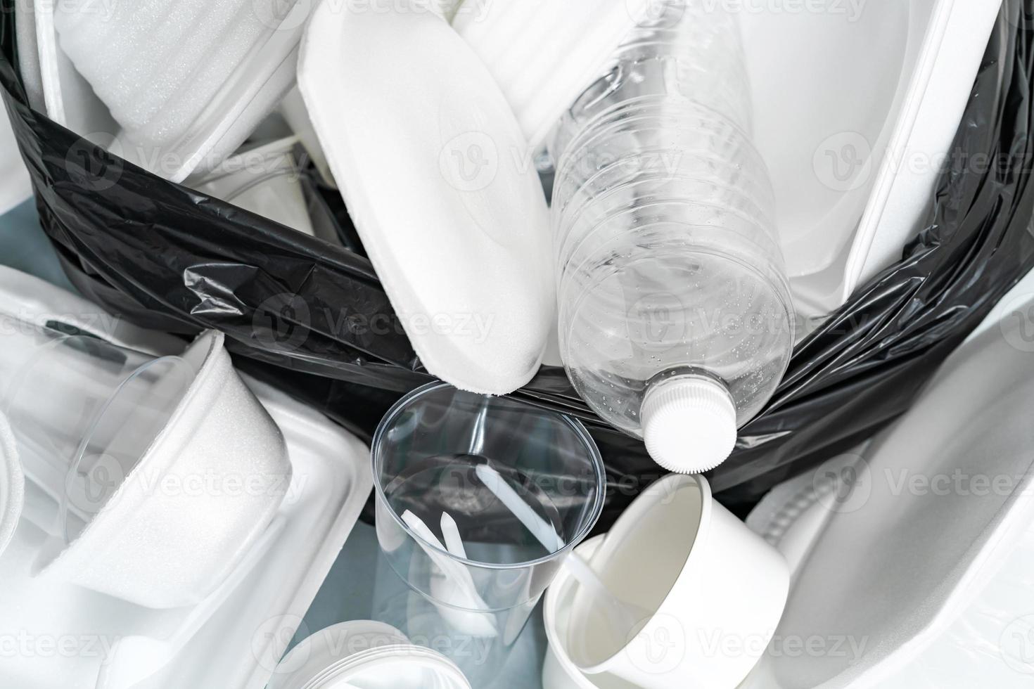 grupo de productos de plástico y espuma en bolsas de basura foto
