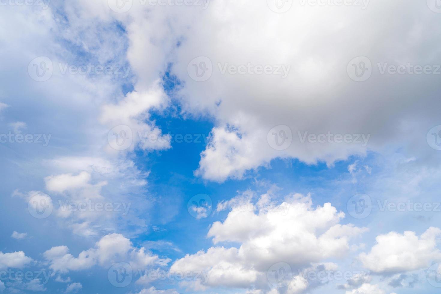 nubes blancas en el cielo azul foto