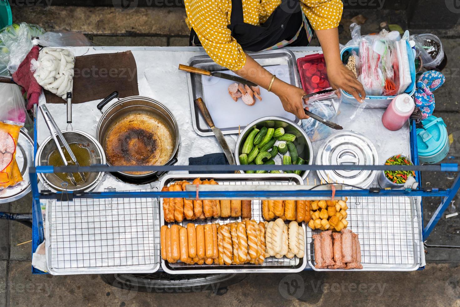 Vista superior de la comida callejera tailandesa en Bangkok, Tailandia foto