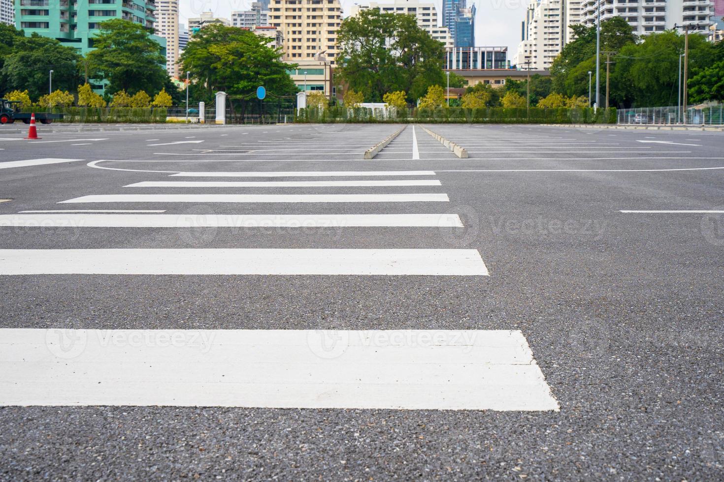 estacionamiento vacío con la ciudad al fondo foto