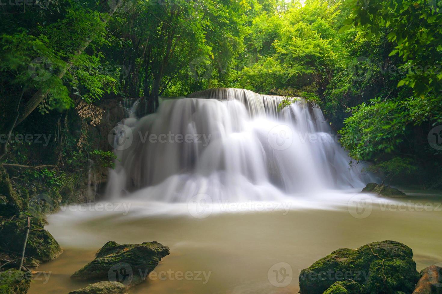 Hermosa cascada en el bosque profundo, cascada Huay Mae Kamin en la provincia de Kanchanaburi, Tailandia foto