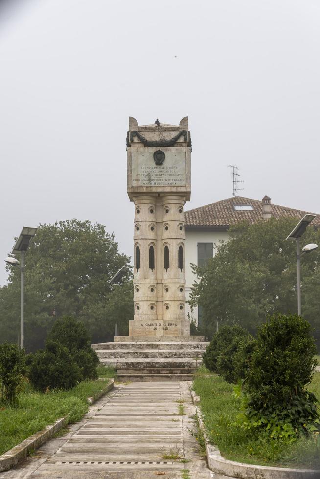 aquasparta, italia 2020- monumento a los caídos de la ciudad de aquasparta foto