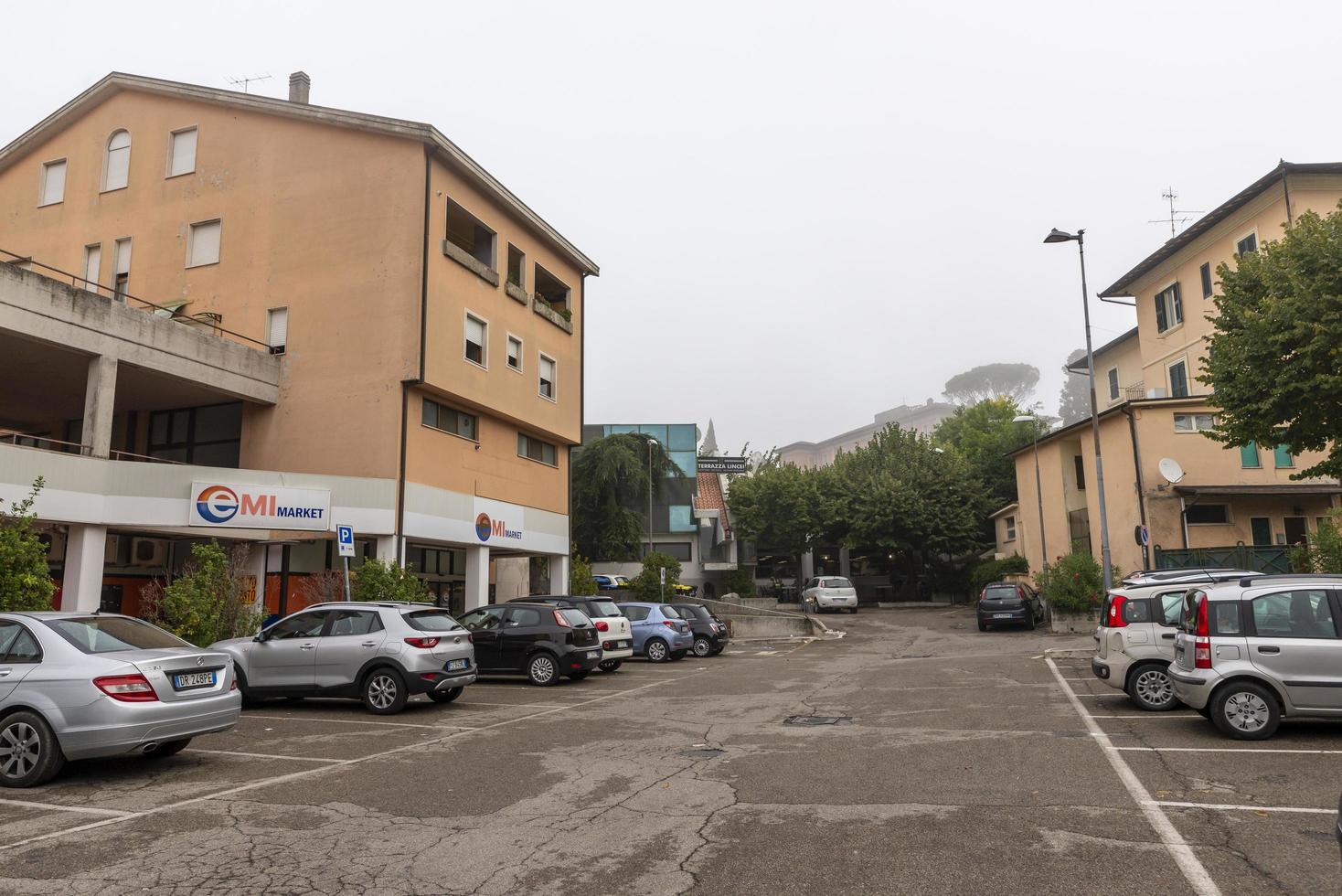 Acquasparta, Italia 2020 - Zona comercial en las afueras de la ciudad de Acuesparta. foto