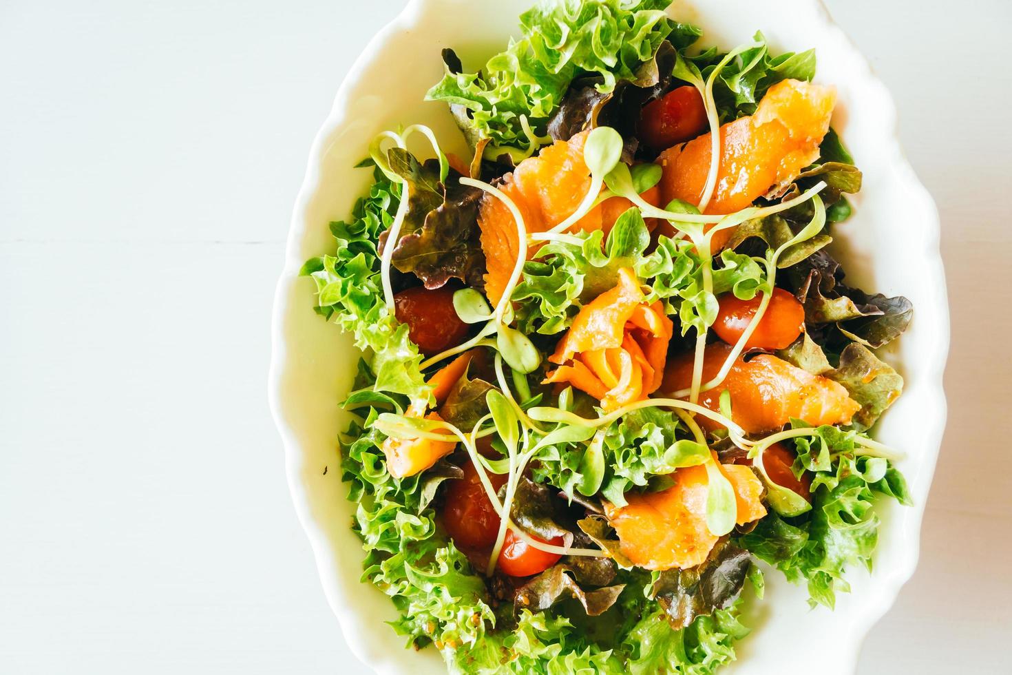 salmón ahumado con ensalada de verduras foto