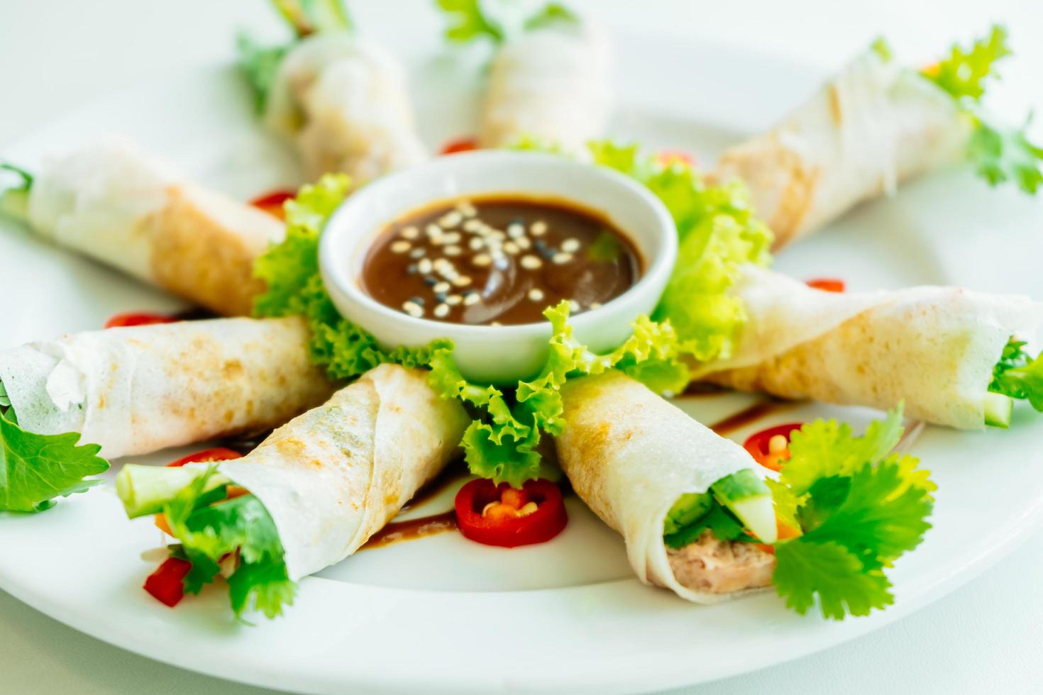 carne de pato dentro de rollito de primavera foto