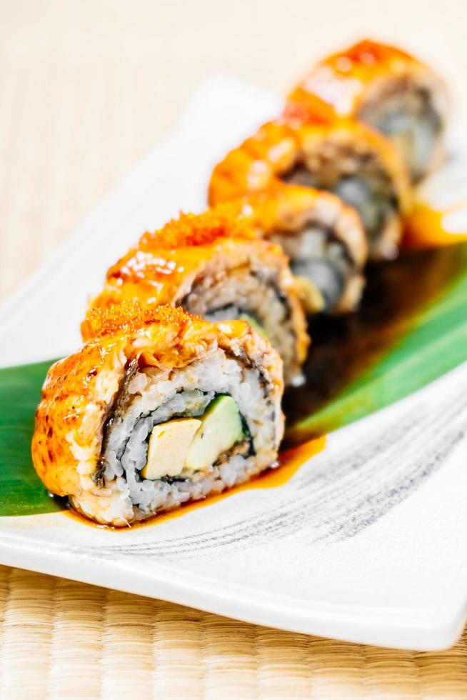 rollo de sushi de anguila o unagi foto