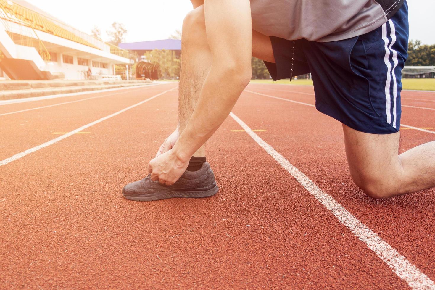 Cerrar el hombre es zapato de corbata en el campo deportivo foto