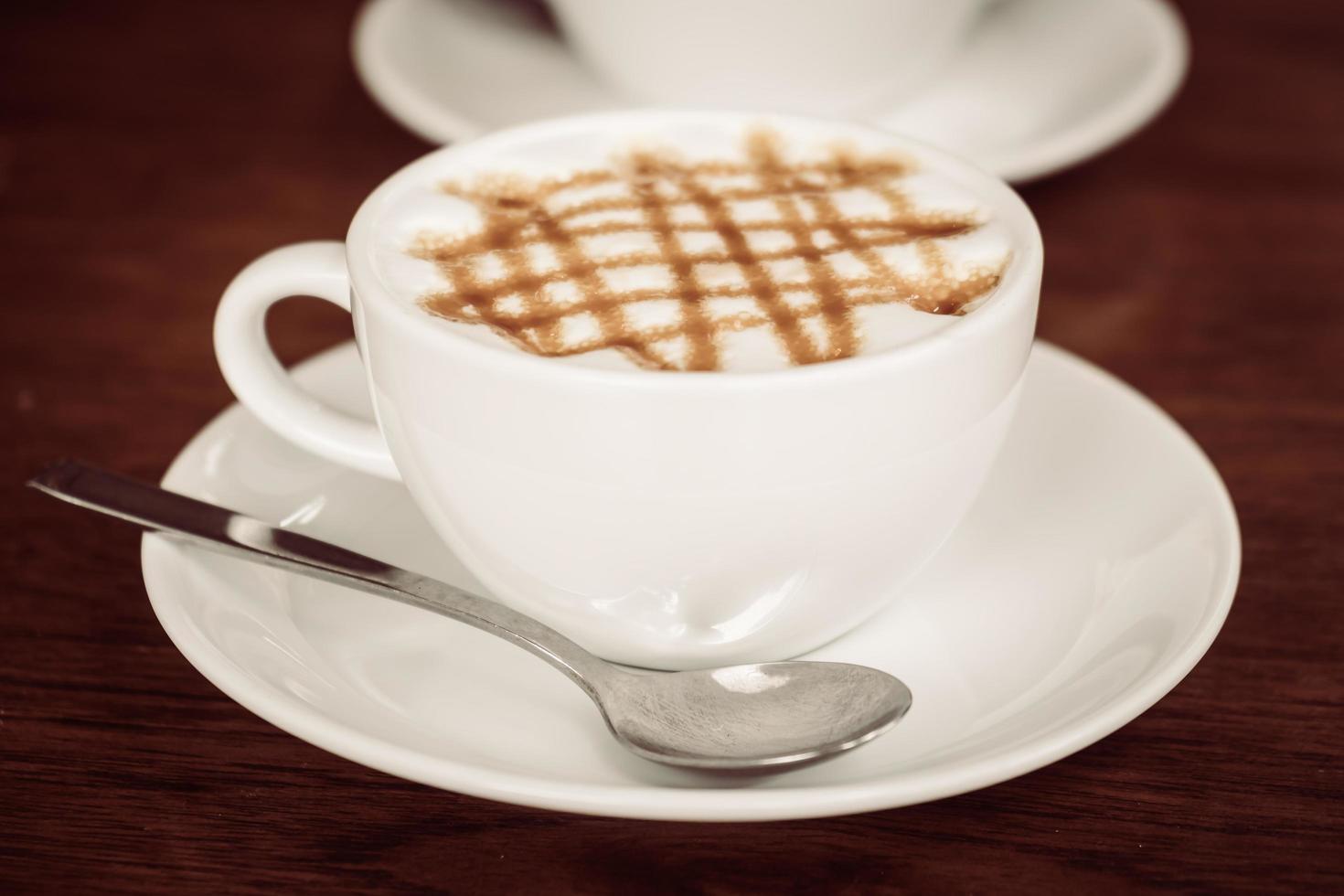 taza de café con leche caliente con caramelo foto