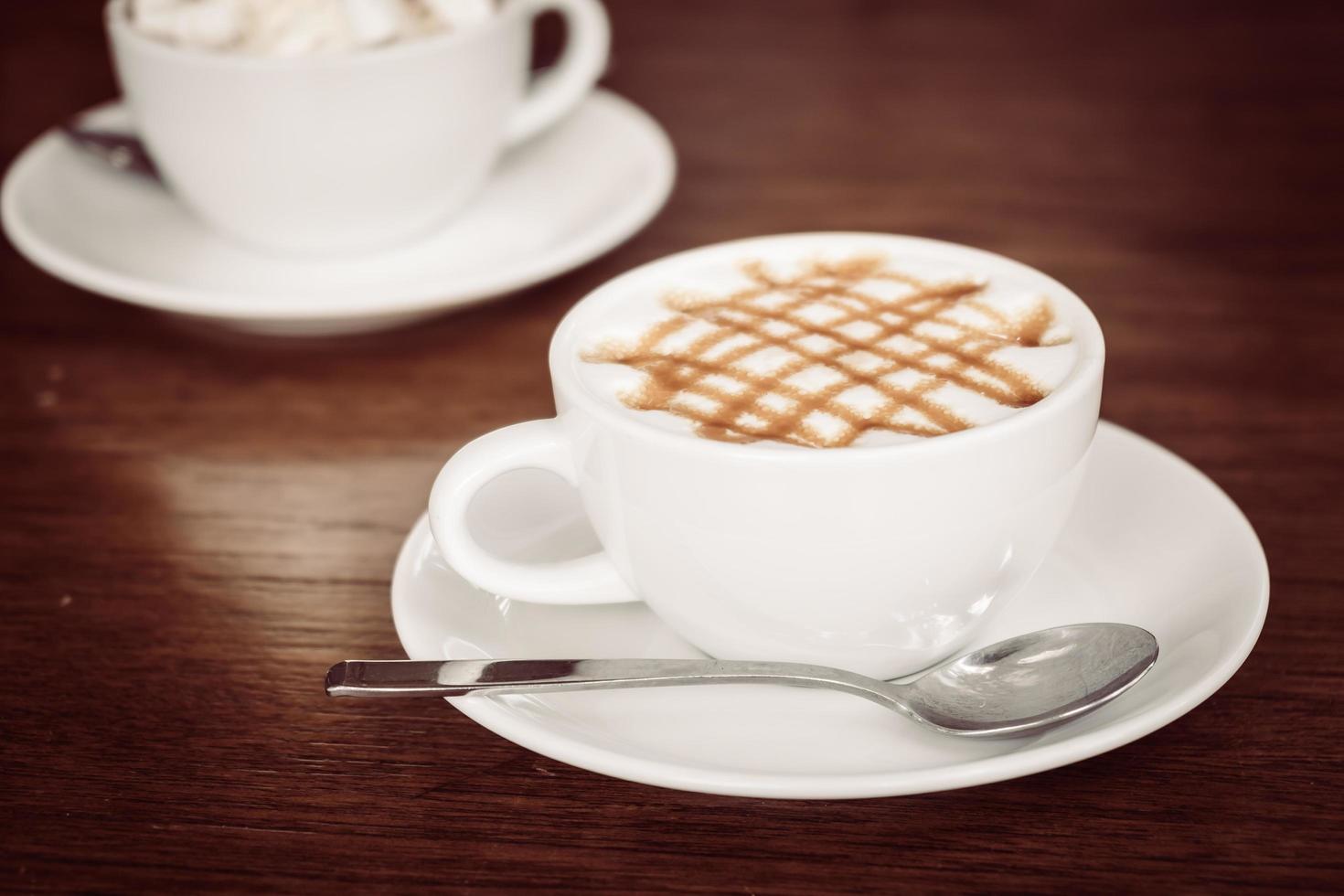 taza de café con leche caliente con caramelo foto
