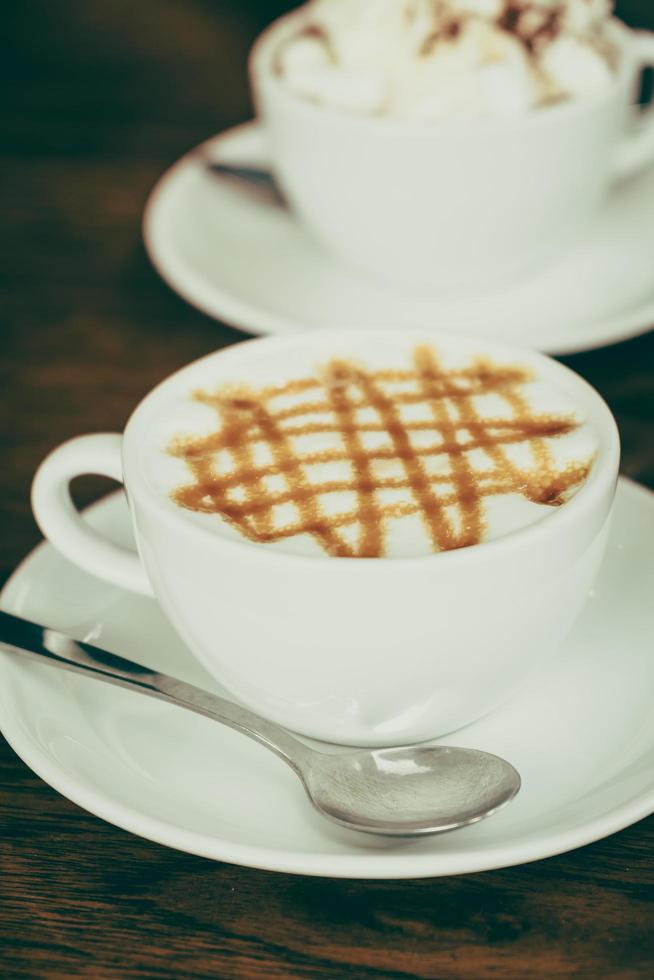 taza de café con leche caliente con caramelo foto