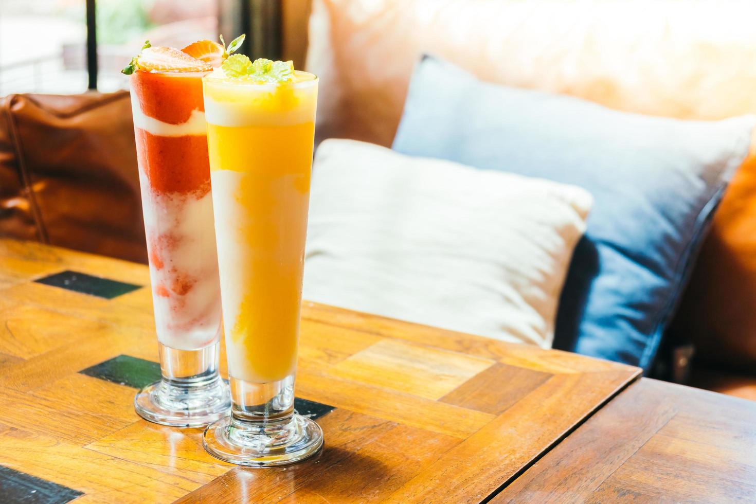 vaso de batido de mango con hielo para beber foto