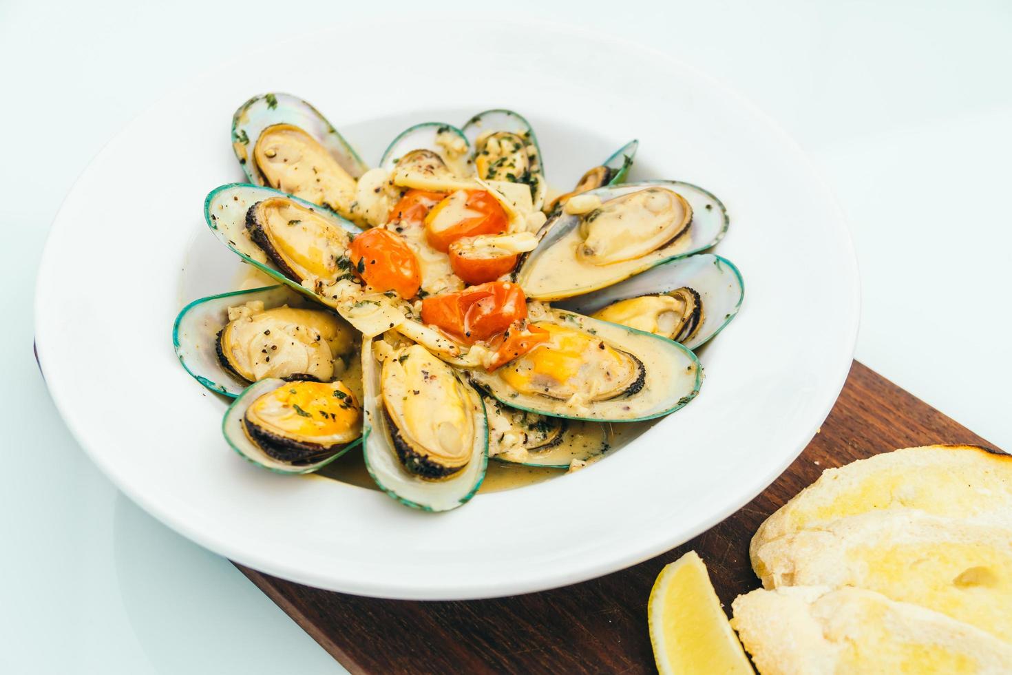 Steamed mussel with white wine sauce photo