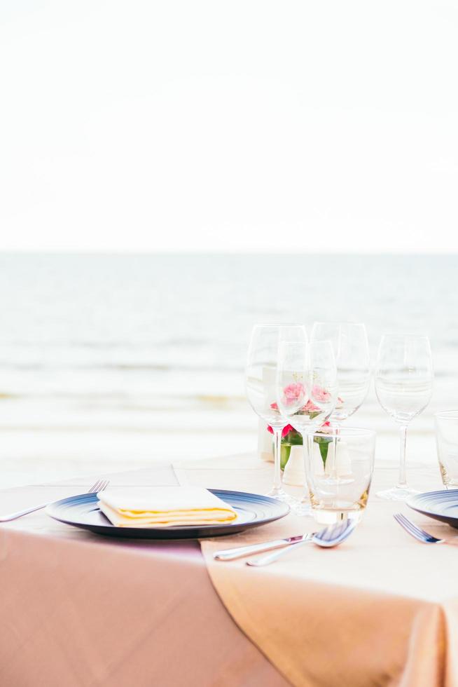 Ajuste de la mesa de comedor romántico con copa de vino y otros foto