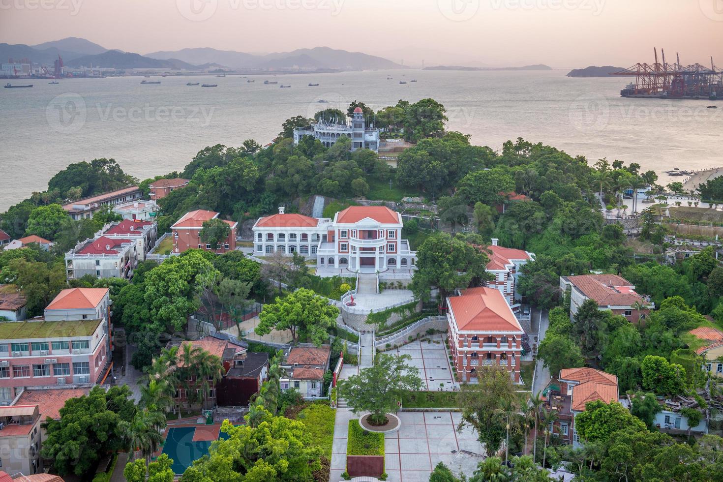 Horizonte de Xiamen al anochecer, China foto