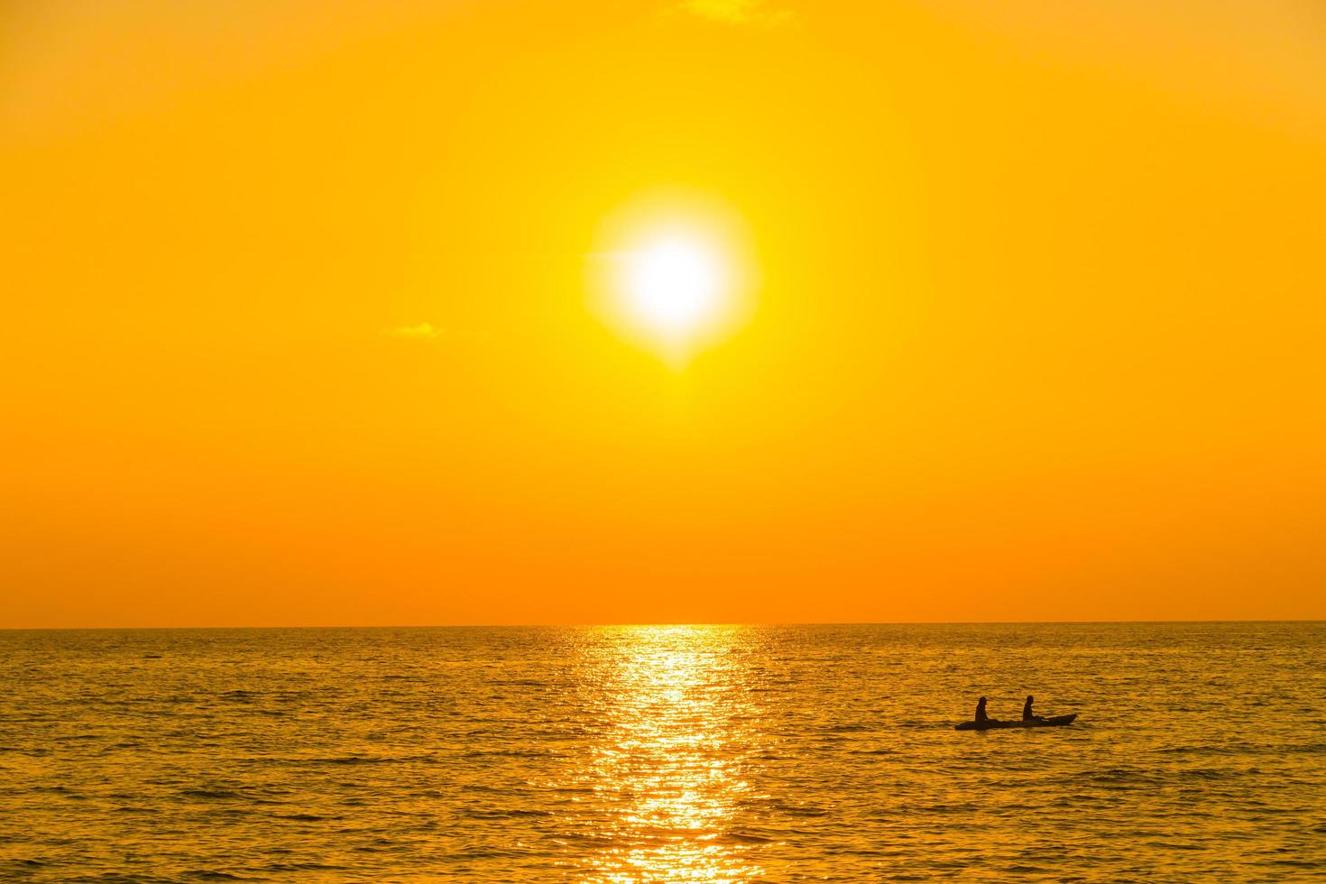 puesta de sol con mar foto